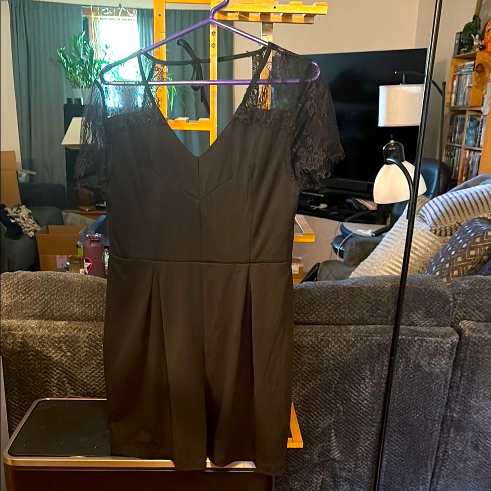 Chic V-Neck Flutter Sleeve Jumpsuit for a Night Out